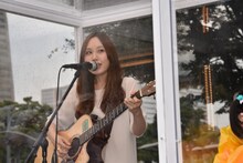 アクリルの箱の中で歌うななみ。