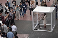 桜木町駅の東口で行われた「『この歌は、街を黙らせる。』NANAMI SILENT STREETLIVE in Sakuragicho」の様子。