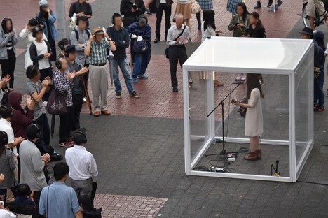 桜木町駅の東口で行われた「『この歌は、街を黙らせる。』NANAMI SILENT STREETLIVE in Sakuragicho」の様子。