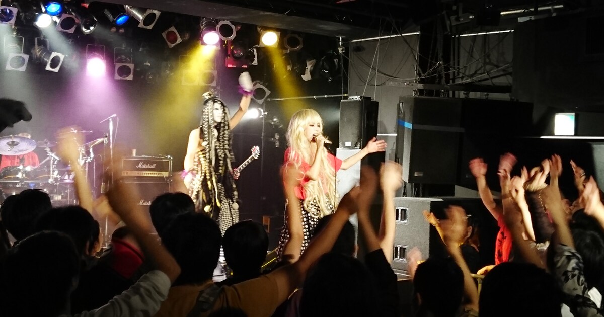 六弦アリス、ライブと映像で魅せたミステリアスな一夜 - 音楽ナタリー