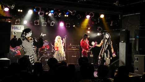 六弦アリスのワンマンライブ「Secret Twilight Theater」の様子。（提供：ツクルノモリ）