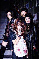 人気画像6位は「クマムシ＆PENICILLIN、V系バンド『KUMACILLIN』結成!?」より、クマムシと、PENICILLINの千聖と O-JIROによるKUMACILLIN。