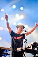 METAFIVEのライブの様子。（撮影：河上良）