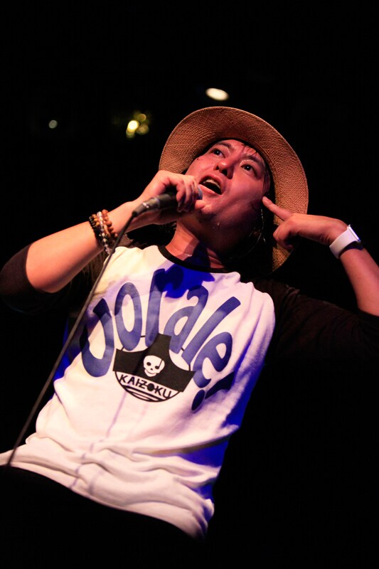 中村一義・バンドライブツアー「RockでなしRockn’Roll 2015~海賊大宴会~」東京・LIQUIDROOM公演の様子。(写真提供:ビクターエンタテインメント)