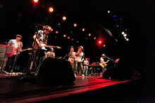 中村一義・バンドライブツアー「RockでなしRockn’Roll 2015～海賊大宴会～」東京・LIQUIDROOM公演の様子。（写真提供：ビクターエンタテインメント）