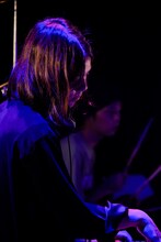 手前からKCEE（DJ）、OK（Dr）。（撮影：SHUN KOMIYAMA）