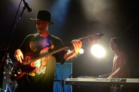 左からHSU（B）、櫻打泰平（Key）。（撮影：SHUN KOMIYAMA）