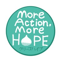 長谷川カオナシデザインの「MORE ACTION,MORE HOPE.」コラボ缶バッジ。
