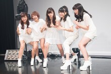 レスリングをイメージしたポーズをとる℃-ute。