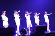 ℃-uteによる新曲披露の様子。