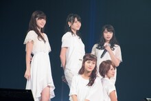 ℃-uteによる新曲披露の様子。