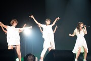 ℃-uteによる新曲披露の様子。