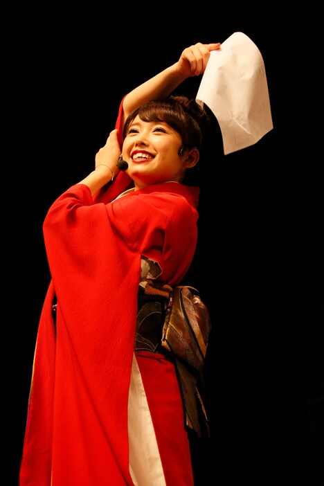 中禅寺ナキ子に扮した中島早貴。（写真提供：アップフロントエージェンシー）