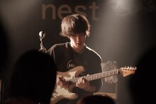 佐久間公平（G, Cho / Helsinki Lambda Club）（撮影：児玉駿介）