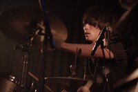 アベヨウスケ（Dr, Cho / Helsinki Lambda Club）（撮影：児玉駿介）