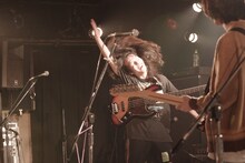 稲葉航大（B, Cho / Helsinki Lambda Club）（撮影：児玉駿介）