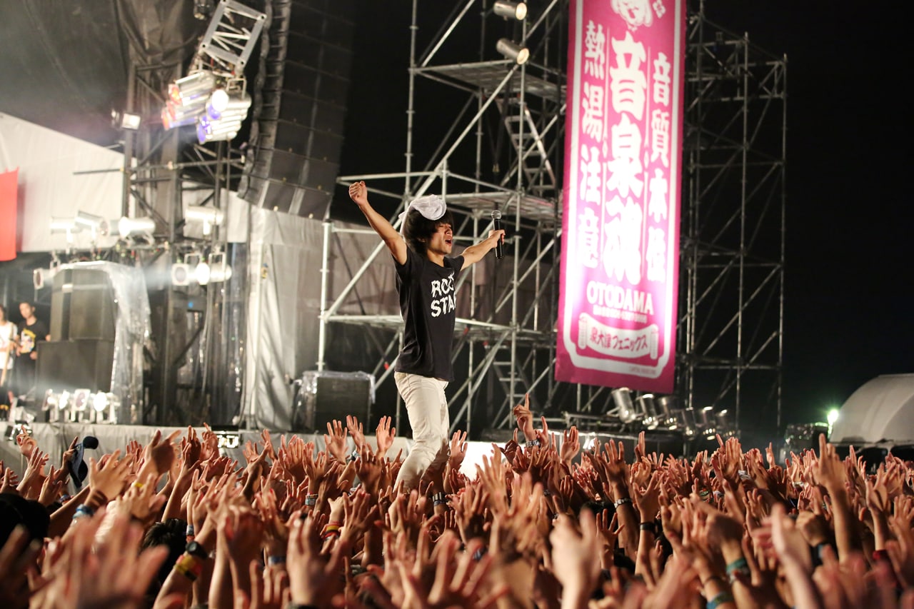 「音泉魂」雨の中で熱演の嵐“俺達の時代編”