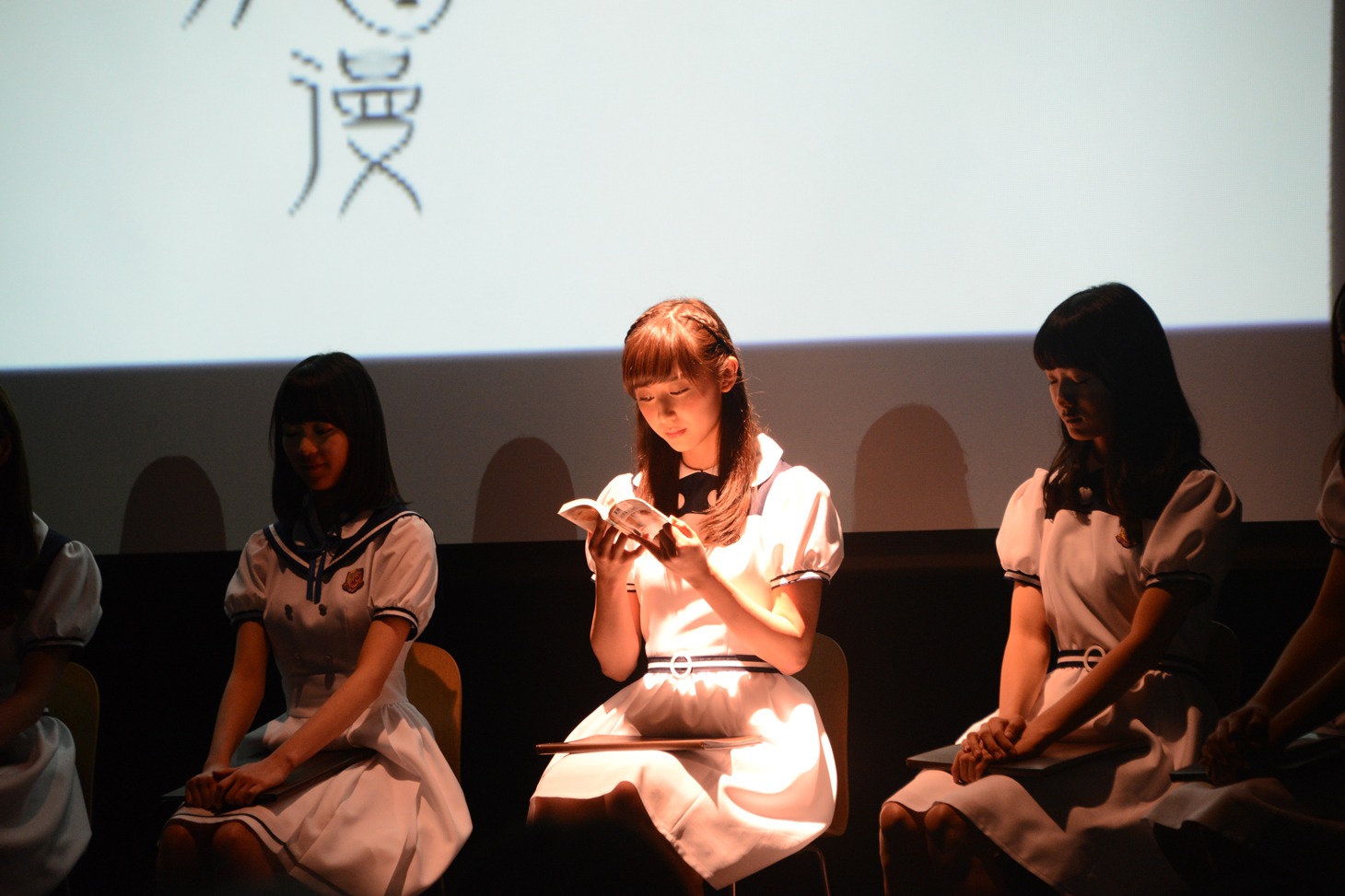 斎藤ちはるが朗読を披露する様子。（Photo by Peach）
