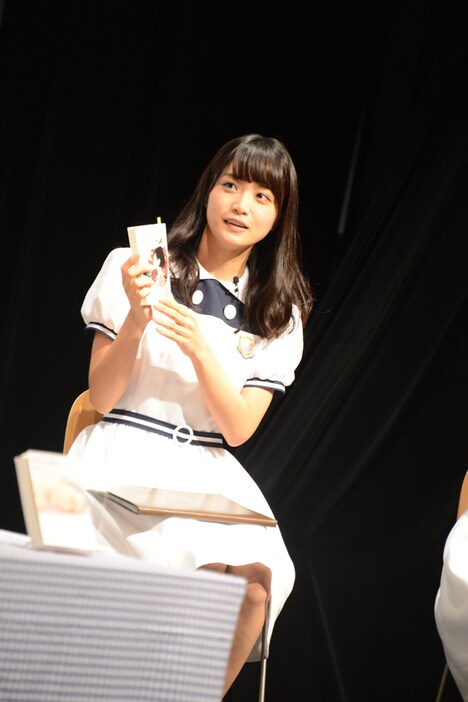 朗読する小説を紹介する深川麻衣。（Photo by Peach）