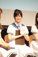 朗読する小説を紹介する樋口日奈。（Photo by Peach）