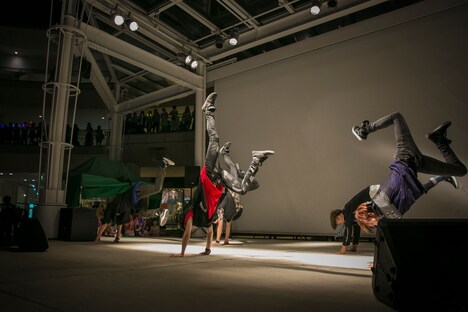 「SURVIVOR」のパフォーマンスの様子。（撮影：米山三郎［SignaL］）