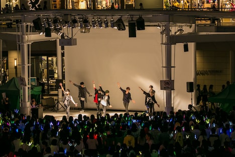 超特急のミニライブの様子。（撮影：米山三郎［SignaL］）