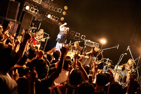 9月12日に東京・TSUTAYA O-WESTにて開催されたワンマンライブの様子。（提供：ポニーキャニオン）