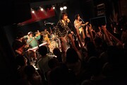 挫・人間「あなたの心にテレポート～アルバムの曲全部やるまで帰れま10～」東京・新宿red cloth公演の様子。（撮影：松本時代）