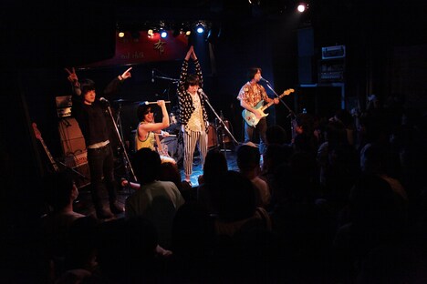 挫・人間「あなたの心にテレポート～アルバムの曲全部やるまで帰れま10～」東京・新宿red cloth公演の様子。（撮影：松本時代）