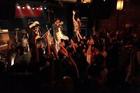 挫・人間「あなたの心にテレポート～アルバムの曲全部やるまで帰れま10～」東京・新宿red cloth公演の様子。（撮影：松本時代）