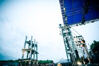 大型堀立柱建物を望むレキシのステージの様子。（撮影：田中聖太郎）