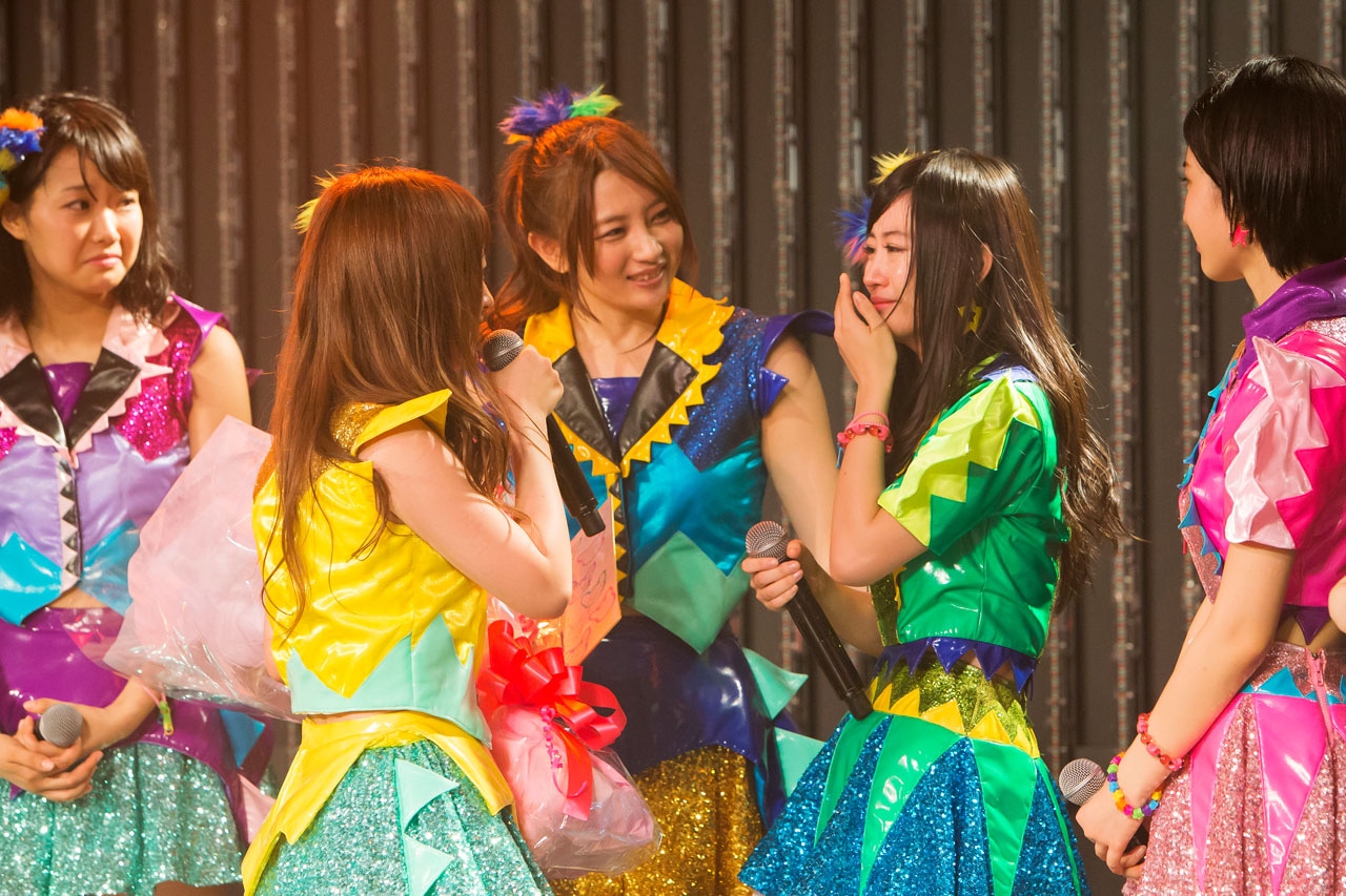 卒業を発表した小谷里歩（左から2番目）とNMB48のメンバー。 (c)NMB48