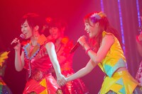 左から山本彩、小谷里歩。 (c)NMB48