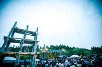 大型堀立柱建物を望むレキシのステージの様子。（撮影：田中聖太郎）