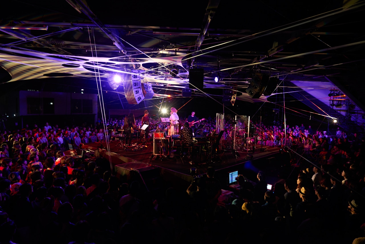 YEN TOWN BAND「大地の芸術祭 2015 YEN TOWN BAND @NO×BUTAI produced by Takeshi Kobayashi」の様子。（Photo by Yoshiharu Ota）