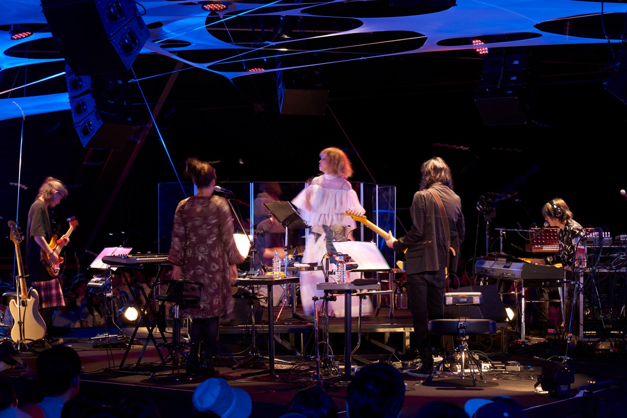 YEN TOWN BAND「大地の芸術祭 2015 YEN TOWN BAND @NO×BUTAI produced by Takeshi Kobayashi」の様子。（Photo by Yoshiharu Ota）