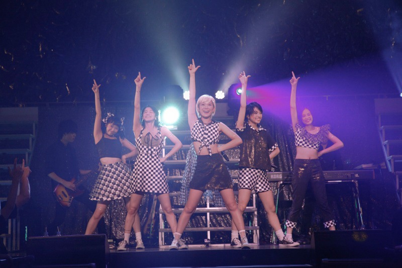 「ベイビーレイズJAPAN SUMMER LIVE 2015 -IDOROCK 感謝汗激！三周年！汗フェス！-」の様子。（提供：ポニーキャニオン）