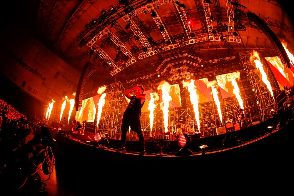 ONE OK ROCK「ONE OK ROCK 2015 "35xxxv" JAPAN TOUR」千葉・幕張メッセ公演の様子。（Photo by KAMIIISAKA HAJIME）