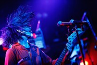 フミ（B, Vo, Syn）（撮影：岡田貴之）