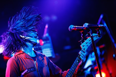 フミ（B, Vo, Syn）（撮影：岡田貴之）