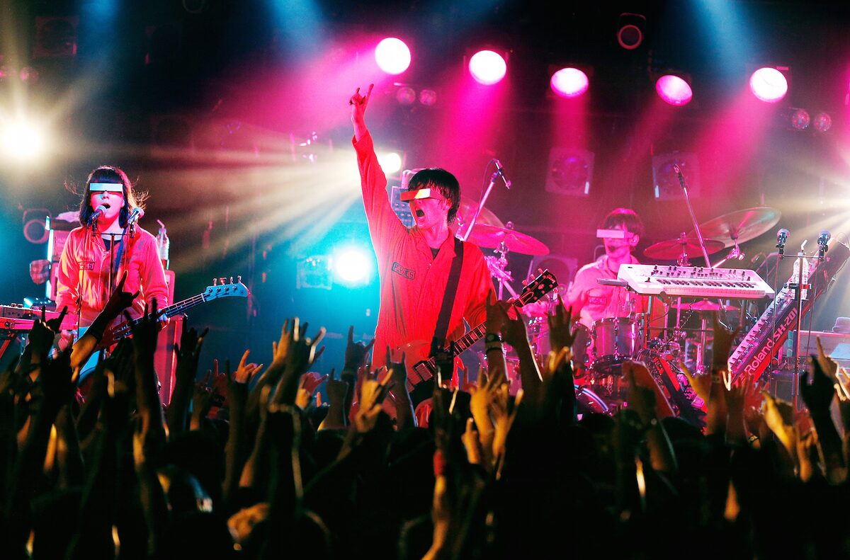 熱気でマイクも壊れた Polysics カブリ無し地獄の100曲ライブ完走 音楽ナタリー
