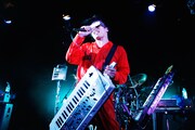 ハヤシ（G, Vo, Syn, Programming）（撮影：岡田貴之）