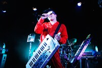 ハヤシ（G, Vo, Syn, Programming）（撮影：岡田貴之）