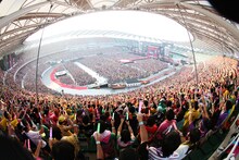 ももいろクローバーZ「ももいろクローバーZ 桃神祭2015 エコパスタジアム大会」の様子。（Photo by HAJIME KAMIIISAKA+Z）