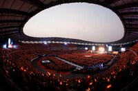 ももいろクローバーZ「ももいろクローバーZ 桃神祭2015 エコパスタジアム大会」の様子。（Photo by HAJIME KAMIIISAKA+Z）