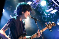 菅野岳大（B, Vo / paionia）（撮影：オチアイユカ）