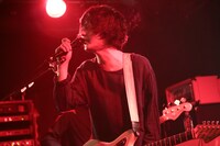 越雲龍馬（Vo, G / polly）（撮影：オチアイユカ）