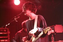 越雲龍馬（Vo, G / polly）（撮影：オチアイユカ）