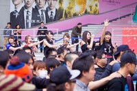 しず風＆絆～KIZUNA～によるダイバーシティ東京プラザ2F フェスティバル広場でのライブの様子。（写真提供：バーサス・プロダクション）