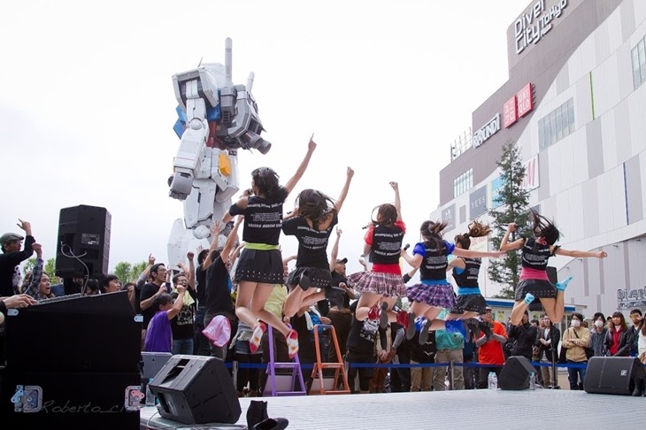 しず風＆絆～KIZUNA～によるダイバーシティ東京プラザ2F フェスティバル広場でのライブの様子。（写真提供：バーサス・プロダクション）